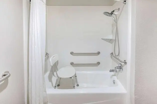 Oda, 1 En Büyük (King) Boy Yatak, Engellilere Uygun, Sigara İçilmez (Mobility,Tub w/Grab Bars)