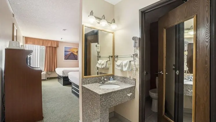 Oda, 2 Büyük (Queen) Boy Yatak, Engellilere Uygun, Sigara İçilmez (Mobility, Roll-In Shower)