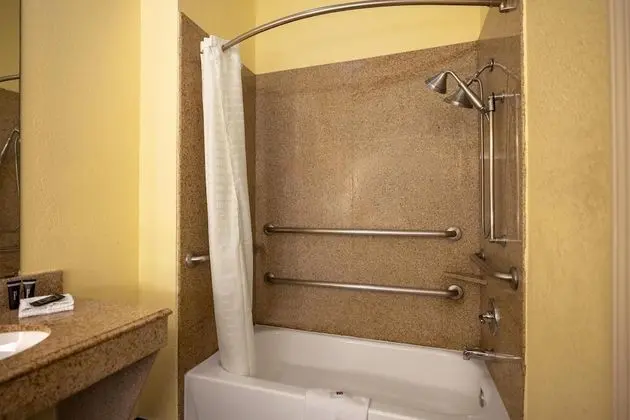 Engellilere uygun banyo