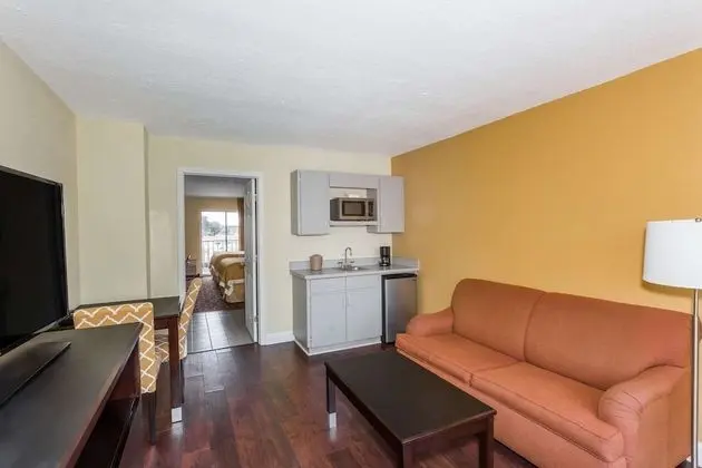 Süit, 1 En Büyük (King) Boy Yatak, Sigara İçilmez, Manzaralı (One Bedroom, Poolside View)