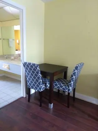 Süit, 1 En Büyük (King) Boy Yatak, Sigara İçilmez, Manzaralı (One Bedroom, Poolside View)