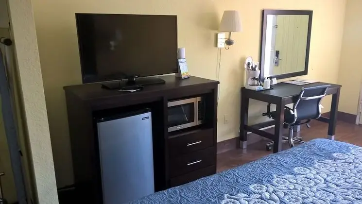 Süit, 1 En Büyük (King) Boy Yatak, Sigara İçilmez, Manzaralı (One Bedroom, Poolside View)