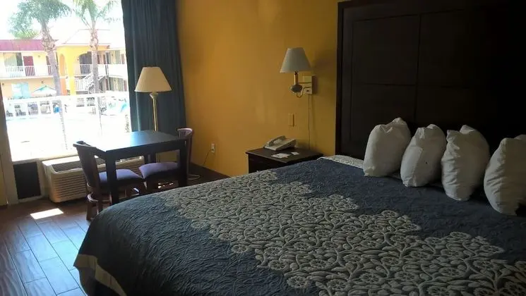 Süit, 1 En Büyük (King) Boy Yatak, Sigara İçilmez, Manzaralı (One Bedroom, Poolside View)