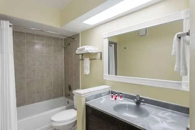 Süit, 1 En Büyük (King) Boy Yatak, Sigara İçilmez, Manzaralı (One Bedroom, Poolside View)