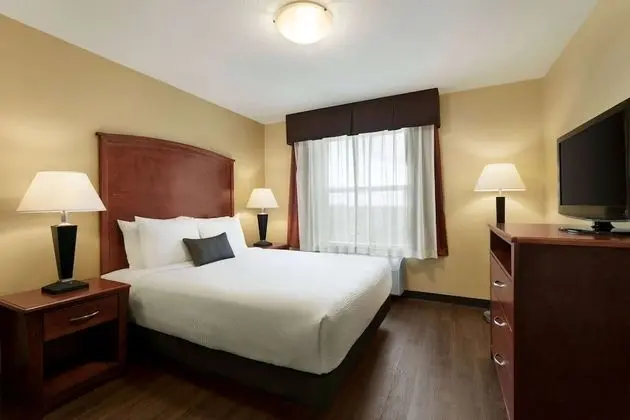Süit, 1 Büyük (Queen) Boy Yatak, Engellilere Uygun, Sigara İçilebilir (One-Bedroom Suite)
