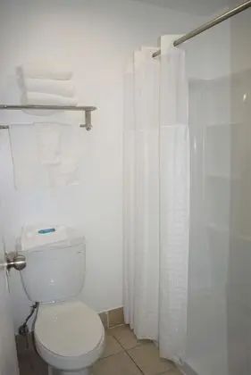 Oda, 1 En Büyük (King) Boy Yatak, Engellilere Uygun, Sigara İçilmez (Roll In Shower)