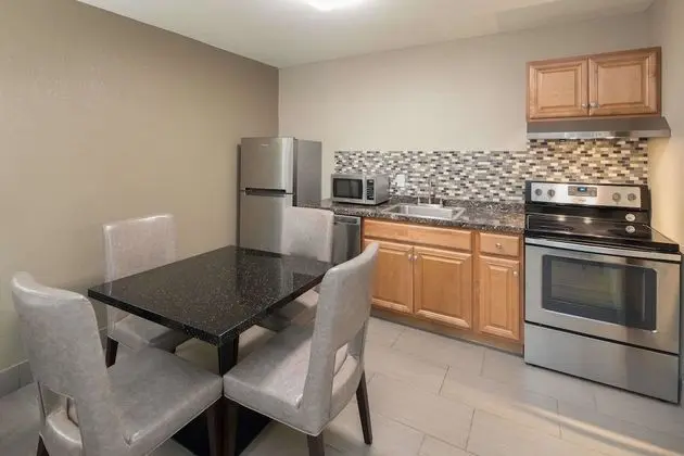 Süit, 1 Yatak Odası, Sigara İçilmez (1 King and Queen Bed, Pet-Friendly)