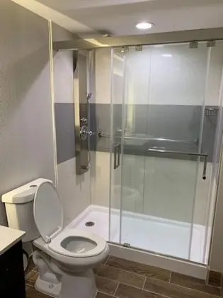 Oda, 1 En Büyük (King) Boy Yatak, Engellilere Uygun, Sigara İçilmez (Roll-In Shower)