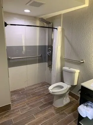 Oda, 2 Büyük (Queen) Boy Yatak, Engellilere Uygun, Sigara İçilmez (Roll-In Shower)