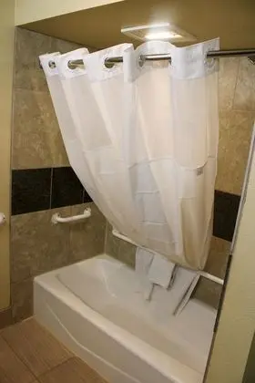 Standard Oda, 2 Büyük (Queen) Boy Yatak, Engellilere Uygun, Sigara İçilmez (Mobility)