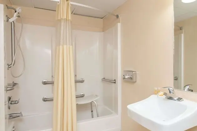 Oda, 1 Büyük (Queen) Boy Yatak, Engellilere Uygun (Mobility/Hearing, tub w grab bars)