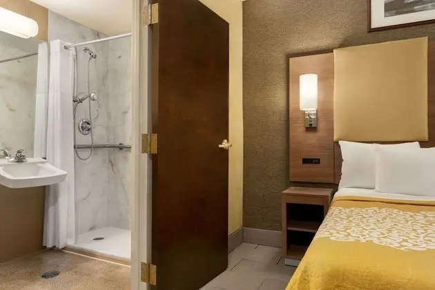 Oda, 1 Büyük (Queen) Boy Yatak, Engellilere Uygun (Mobility/Hearing, Tub w/ Grab Bars)