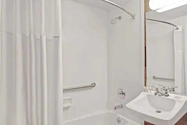 Oda, 1 Büyük (Queen) Boy Yatak, Engellilere Uygun (Mobility/Hearing, Tub w/ Grab Bars)