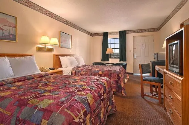 Tek Büyük Yataklı Oda, 2 Çift Kişilik Yatak