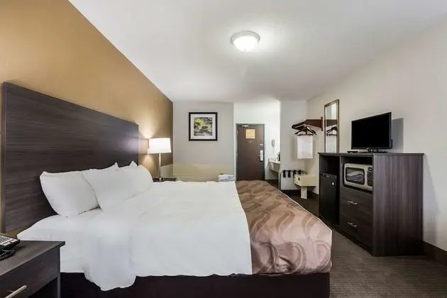 One King Bed Non Smoking With Whirlpool