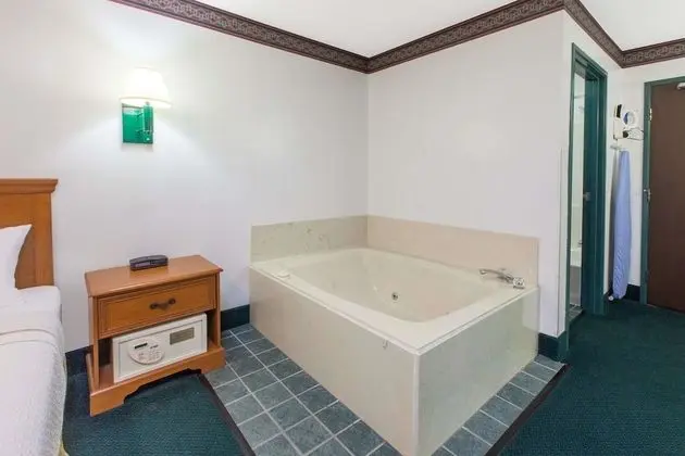 One King Bed Non Smoking With Whirlpool