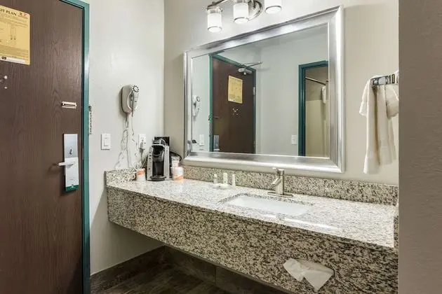 One King Bed Non Smoking With Whirlpool