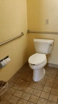 Oda, 1 Büyük (Queen) Boy Yatak, Engellilere Uygun, Sigara İçilmez (Mobility Accessible)