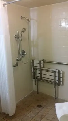Oda, 1 Büyük (Queen) Boy Yatak, Engellilere Uygun, Sigara İçilmez (Mobility Accessible)