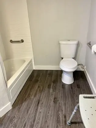 Oda, 1 En Büyük (King) Boy Yatak, Engellilere Uygun, Sigara İçilmez (Mobility, tub w grab bars)