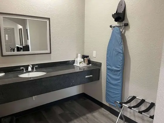 Oda, 2 Büyük (Queen) Boy Yatak, Engellilere Uygun, Sigara İçilmez (Bathtub w/Grab Bars)