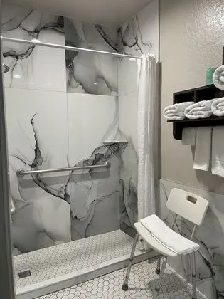 Oda, 2 Büyük (Queen) Boy Yatak, Engellilere Uygun, Sigara İçilmez (Bathtub w/Grab Bars)