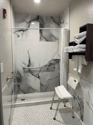 Oda, 2 Büyük (Queen) Boy Yatak, Engellilere Uygun, Sigara İçilmez (Bathtub w/Grab Bars)