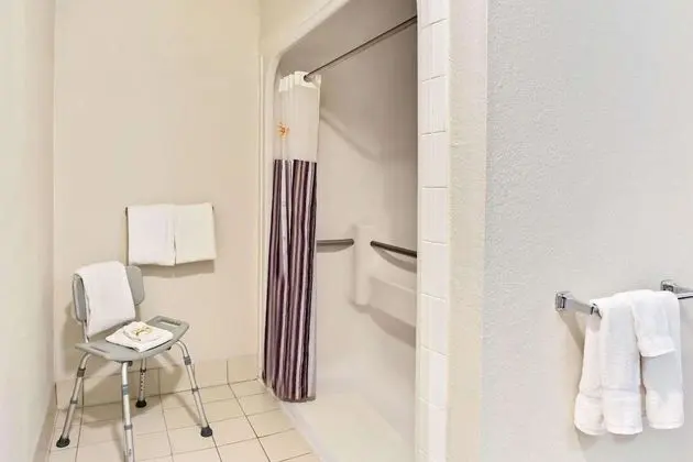 Oda, 2 Çift Kişilik Yatak, Engellilere Uygun, Sigara İçilmez (Tub with Grab Bars)