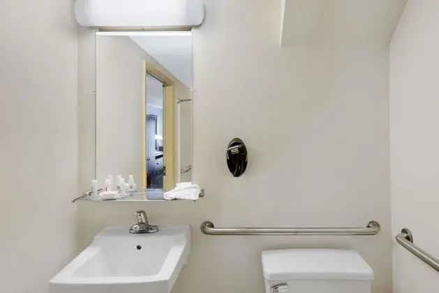 Oda, 1 En Büyük (King) Boy Yatak, Engellilere Uygun, Sigara İçilmez (Tub with Grab Bars)