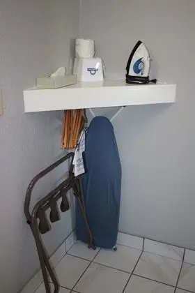 Oda, 1 Büyük (Queen) Boy Yatak, Engellilere Uygun, Sigara İçilmez (Bathtub w/ Grab bars)