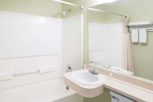 Oda, 1 Büyük (Queen) Boy Yatak, Engellilere Uygun, Sigara İçilmez (Tub with Grab Bars)