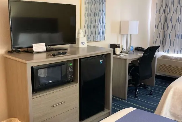 1 Queen Bed, Mobility Accessible Room, Roll-In Shower, Non-Smoking