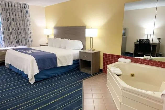 Süit, 1 En Büyük (King) Boy Yatak, Sigara İçilmez, Sıcak Su Küveti