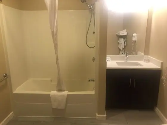 Oda, 1 En Büyük (King) Boy Yatak, Engellilere Uygun, Sigara İçilmez (Mobility, Bathtub w/ Grab Bars)