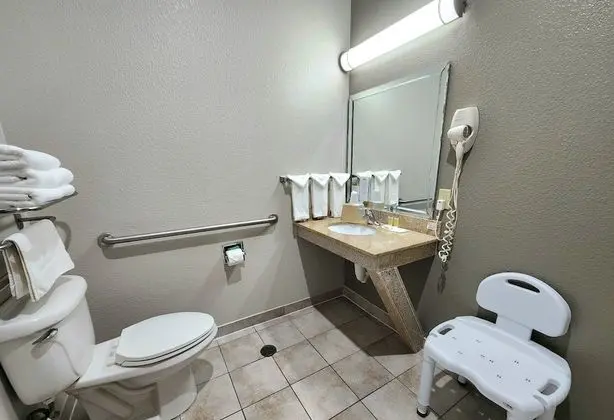 Oda, 2 Büyük (Queen) Boy Yatak, Engellilere Uygun (Mobility/Hearing, Tub w/Grab Bars)