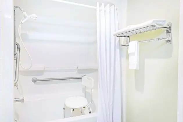 Oda, 2 Çift Kişilik Yatak, Engellilere Uygun, Sigara İçilmez (Tub with Grab Bars)