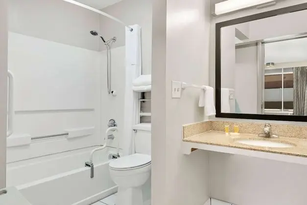 Oda, 1 En Büyük (King) Boy Yatak, Engellilere Uygun (Mobility/Hearing/Tub w/Grab Bars)