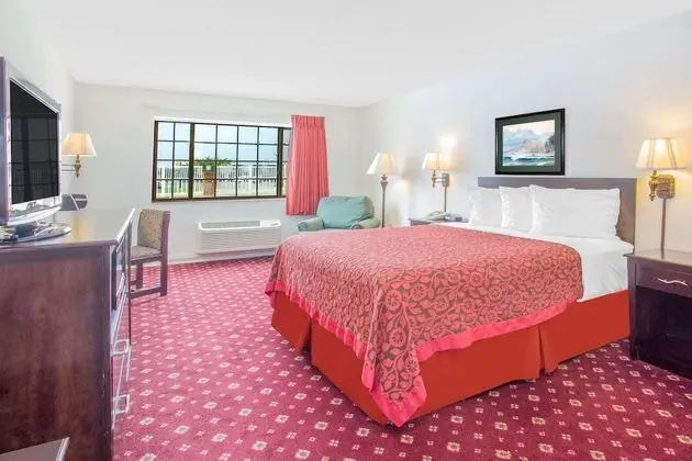 Oda, 1 Büyük (Queen) Boy Yatak, Engellilere Uygun, Sigara İçilmez