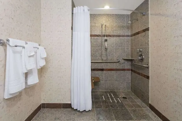 Oda, 1 Büyük (Queen) Boy Yatak, Engellilere Uygun, Sigara İçilmez (Mobility)