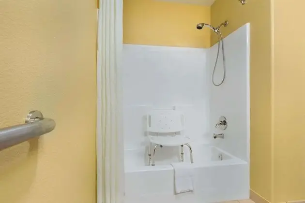 Oda, 1 En Büyük (King) Boy Yatak, Engellilere Uygun, Sigara İçilmez (Mobility,Tub w/Grab Bars)
