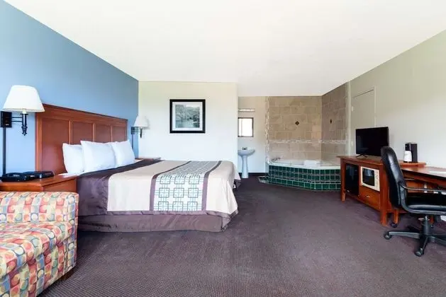 Upgrade, 1 King Bed, Jacuzzi, Non-Smoking