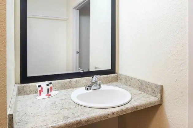 Oda, 2 Çift Kişilik Yatak, Engellilere Uygun, Sigara İçilmez (Roll-In Shower)
