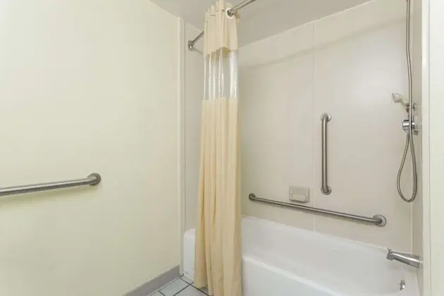 Oda, 1 Büyük (Queen) Boy Yatak, Engellilere Uygun (Mobility/Hearing, Tub w/ Grab Bars)