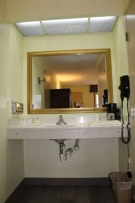 Oda, 1 Büyük (Queen) Boy Yatak, Engellilere Uygun (Mobility/Hearing, Tub w/ Grab Bars)