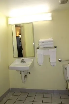 Oda, 1 Büyük (Queen) Boy Yatak, Engellilere Uygun (Mobility/Hearing, Tub w/ Grab Bars)