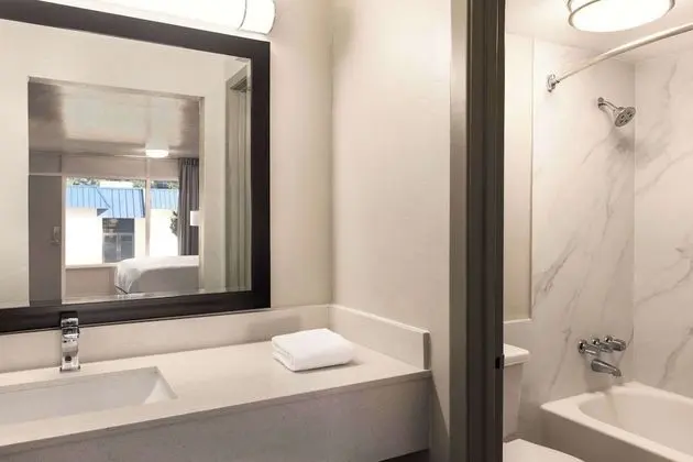 Tek Büyük Yataklı Oda, 2 Çift Kişilik Yatak