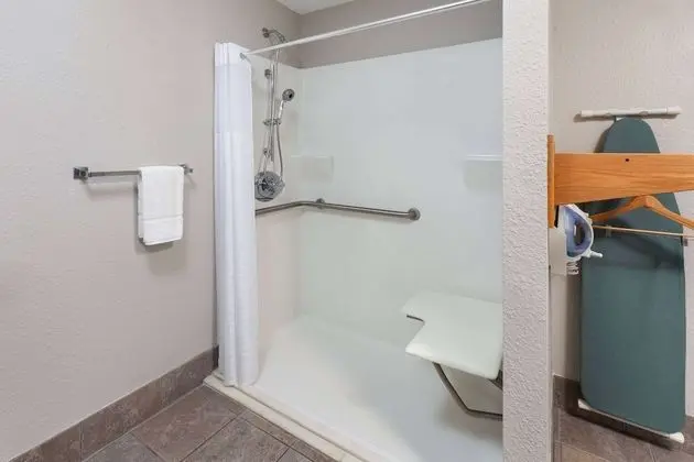 Oda, 1 Büyük (Queen) Boy Yatak, Engellilere Uygun (Mobility Accessible, Pet-Friendly)