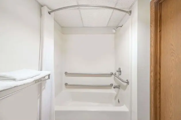 Oda, 1 En Büyük (King) Boy Yatak, Engellilere Uygun, Sigara İçilmez (Mobility Accessible)