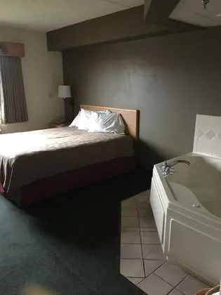 Oda, 1 Büyük (Queen) Boy Yatak, Sıcak Su Küveti