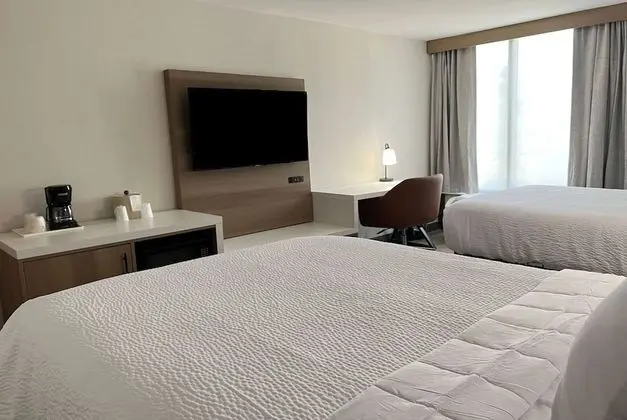 Tek Büyük Yataklı Oda, 2 Çift Kişilik Yatak